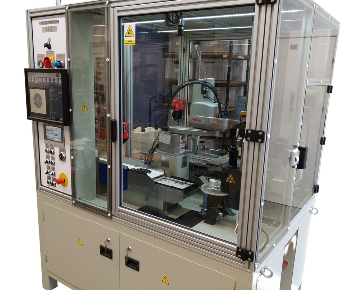 SPR-01 - Zautomatyzowana maszyna kontroli jakości. Selekcja i pakowanie rdzeni ferrytowych z systemem wizyjnym i robotem przemysłowym SCARA. Kontrola | NEOTECH