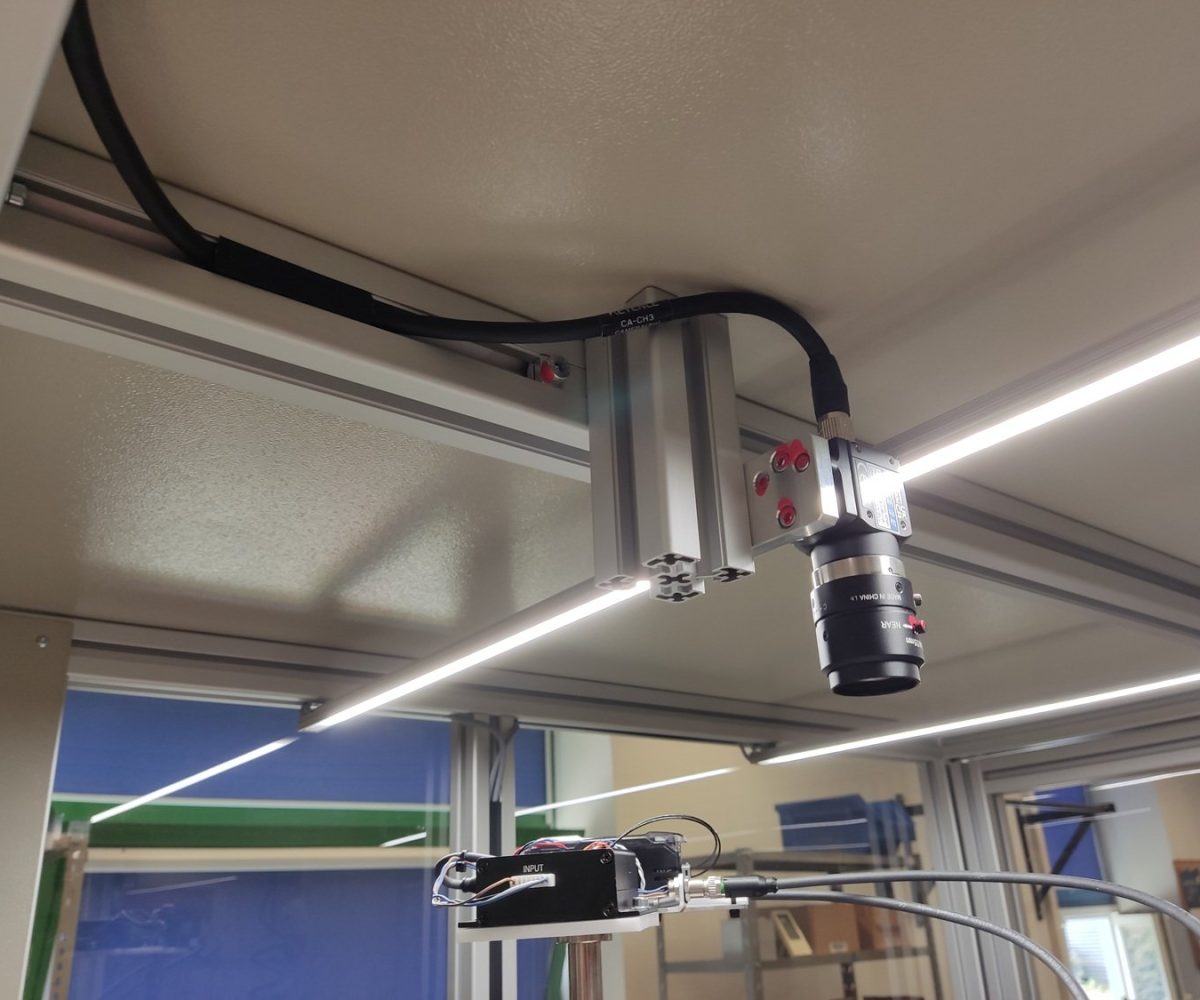 SPR-01 - Zautomatyzowana maszyna kontroli jakości. Selekcja i pakowanie rdzeni ferrytowych z systemem wizyjnym i robotem przemysłowym SCARA. Kontrola | NEOTECH