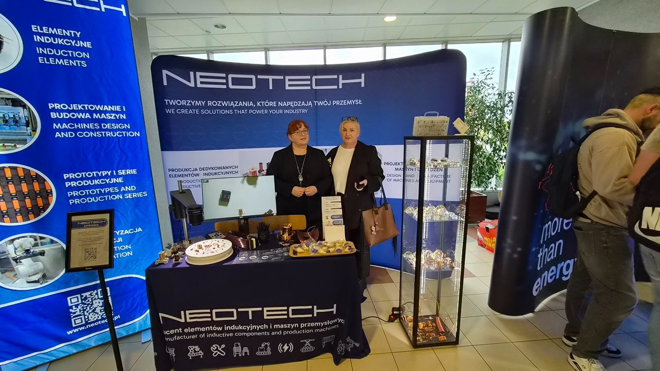 NEOTECH na II Pikniku Integracyjnym Wydziału Elektrycznego Politechniki Białostockiej – spotkania, rozmowy i wspieranie przyszłych talentów technicznych. Przedstawiciele firmy NEOTECH podczas II Pikniku Integracyjnego Wydziału Elektrycznego Politechniki Białostockiej. Stoisko NEOTECH podczas pikniku integracyjnego na Wydziale Elektrycznym Politechniki Białostockiej. Spotkanie przedstawicieli NEOTECH ze studentami Politechniki Białostockiej podczas wydarzenia.