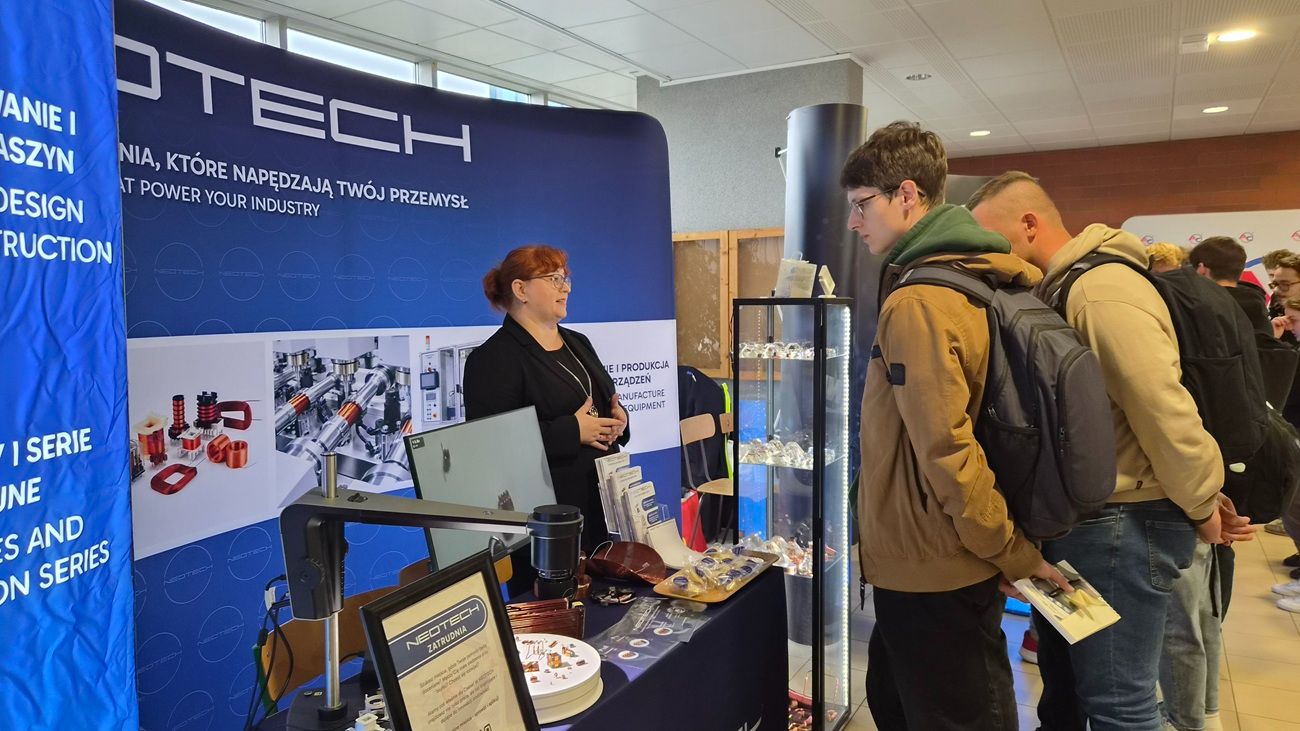 NEOTECH na II Pikniku Integracyjnym Wydziału Elektrycznego Politechniki Białostockiej – spotkania, rozmowy i wspieranie przyszłych talentów technicznych. Przedstawiciele firmy NEOTECH podczas II Pikniku Integracyjnego Wydziału Elektrycznego Politechniki Białostockiej. Stoisko NEOTECH podczas pikniku integracyjnego na Wydziale Elektrycznym Politechniki Białostockiej. Spotkanie przedstawicieli NEOTECH ze studentami Politechniki Białostockiej podczas wydarzenia.