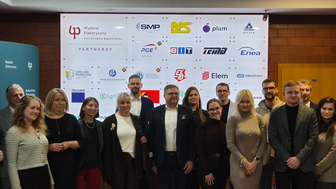 NEOTECH na II Pikniku Integracyjnym Wydziału Elektrycznego Politechniki Białostockiej – spotkania, rozmowy i wspieranie przyszłych talentów technicznych. Przedstawiciele firmy NEOTECH podczas II Pikniku Integracyjnego Wydziału Elektrycznego Politechniki Białostockiej. Stoisko NEOTECH podczas pikniku integracyjnego na Wydziale Elektrycznym Politechniki Białostockiej. Spotkanie przedstawicieli NEOTECH ze studentami Politechniki Białostockiej podczas wydarzenia.
