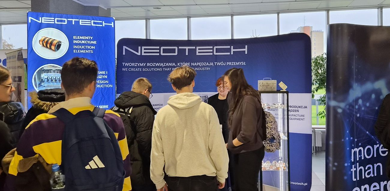 NEOTECH na II Pikniku Integracyjnym Wydziału Elektrycznego Politechniki Białostockiej – spotkania, rozmowy i wspieranie przyszłych talentów technicznych. Przedstawiciele firmy NEOTECH podczas II Pikniku Integracyjnego Wydziału Elektrycznego Politechniki Białostockiej. Stoisko NEOTECH podczas pikniku integracyjnego na Wydziale Elektrycznym Politechniki Białostockiej. Spotkanie przedstawicieli NEOTECH ze studentami Politechniki Białostockiej podczas wydarzenia.