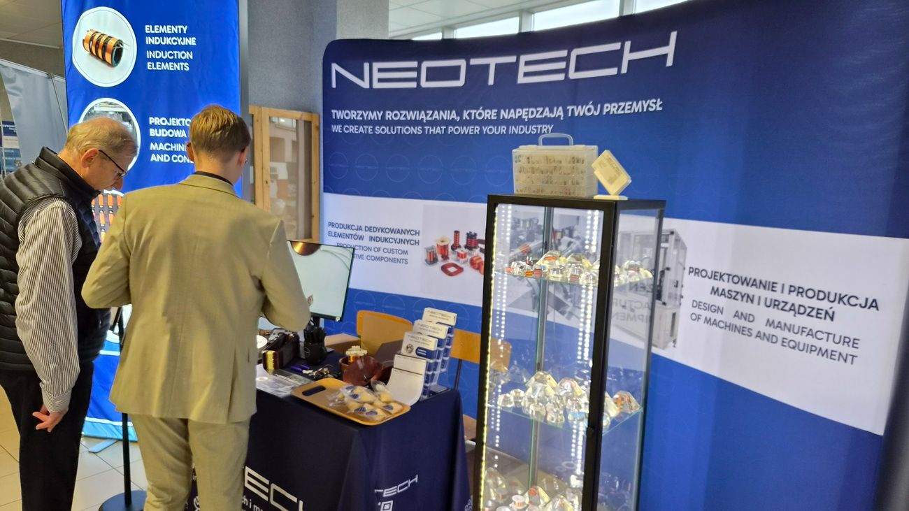 NEOTECH na II Pikniku Integracyjnym Wydziału Elektrycznego Politechniki Białostockiej – spotkania, rozmowy i wspieranie przyszłych talentów technicznych. Przedstawiciele firmy NEOTECH podczas II Pikniku Integracyjnego Wydziału Elektrycznego Politechniki Białostockiej. Stoisko NEOTECH podczas pikniku integracyjnego na Wydziale Elektrycznym Politechniki Białostockiej. Spotkanie przedstawicieli NEOTECH ze studentami Politechniki Białostockiej podczas wydarzenia.