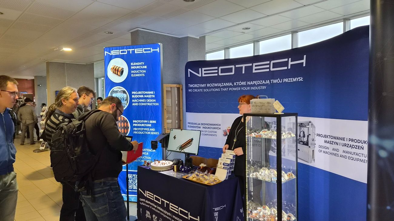 NEOTECH na II Pikniku Integracyjnym Wydziału Elektrycznego Politechniki Białostockiej – spotkania, rozmowy i wspieranie przyszłych talentów technicznych. Przedstawiciele firmy NEOTECH podczas II Pikniku Integracyjnego Wydziału Elektrycznego Politechniki Białostockiej. Stoisko NEOTECH podczas pikniku integracyjnego na Wydziale Elektrycznym Politechniki Białostockiej. Spotkanie przedstawicieli NEOTECH ze studentami Politechniki Białostockiej podczas wydarzenia.