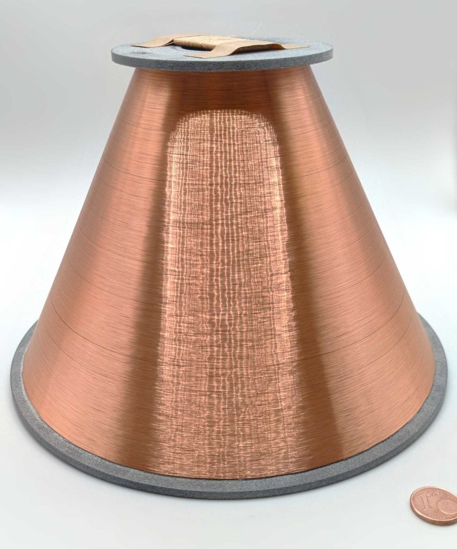 Nawijanie cewek jako proces technologiczny – szczegóły prowadzenia drutu, kontroli warstw i pracy maszyny do produkcji elementów indukcyjnych. NEOTECH